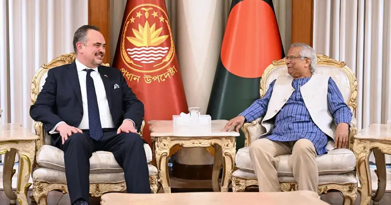 ব্রেন্ট ক্রিস্টেনসেন, ড. মুহাম্মদ ইউনূস